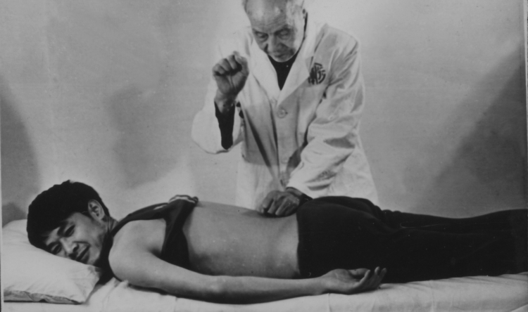 20世纪70年代郑怀贤教授为运动员治疗 (2)