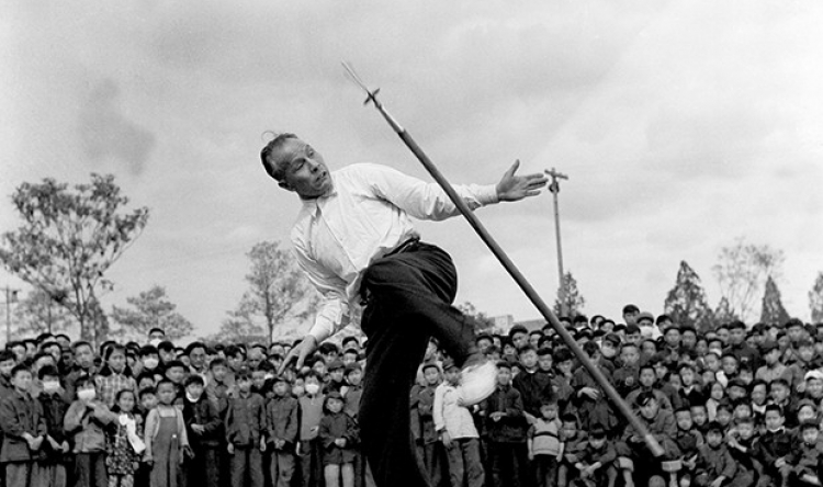 20世纪60年代郑怀贤教授表演飞叉绝技