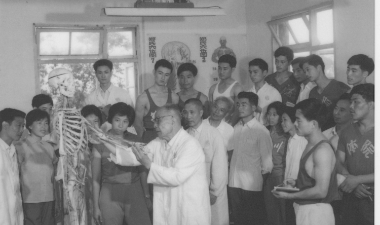 20世纪60年代郑怀贤教授为学生授课