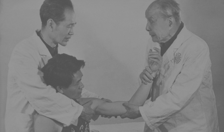 20世纪70年代郑怀贤教授用手法为病员复位